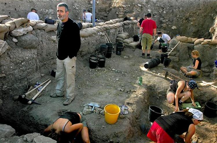 Arkæologiprofessoren Israel Finkelstein leder udgravningen med omkring 100 arkæologistuderende og forskere i nordisraelske Megiddo. 