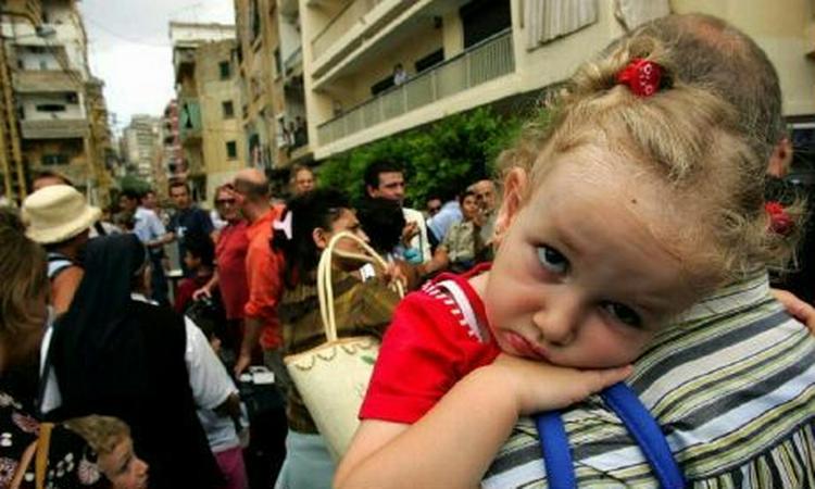 Folk fra flere europæiske lande venter på at blive evakueret fra Beirut. Her er det en fransk familie, der opholder sig uden for den franske ambassade. - Foto: AP 