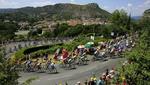 Rytterne i årets Tour de France ses her på vej igennem landsbyen Anduze. - Foto: AP 
