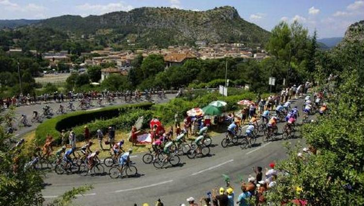 Rytterne i årets Tour de France ses her på vej igennem landsbyen Anduze. - Foto: AP 