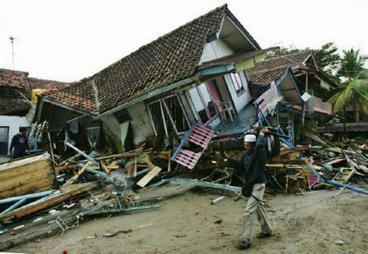 Javas strande er fyldte med desperate mennesker, der leder efter pårørende blandt de sammenstyrtede huse. - Foto: AP 