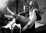 Nedenfor foto fra den forrygende filmatisering af Mickey Spillanes hovedværk,  Kys mig til døde  med Ralph Meeker som den psykopatiske detektiv, Mike Hammer. Ovenfor ses Mickey Spillane med konen Sherri i 1973.   Foto fra filmen og Polfoto 