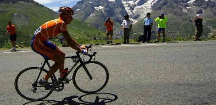 Michael Rasmussen på vej over Col du Galibier. - Foto: AP 