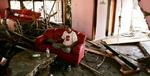 En indonesisk mand sidder i sin stue, der blev ramt af tsunamien. - Foto: AP 