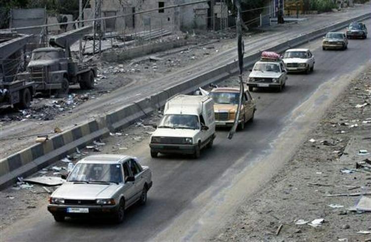 Libanesere på vej væk fra det sydlige Libanon. - Foto: AP 