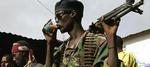 Soldater fra de Islamiske Domstole drikker juice under et besøg i en landsby nord for hovedstaden Mogadishu. - Foto: AP 