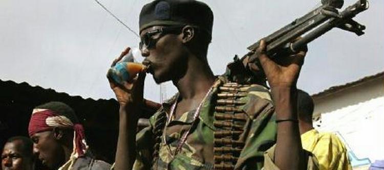 Soldater fra de Islamiske Domstole drikker juice under et besøg i en landsby nord for hovedstaden Mogadishu. - Foto: AP 