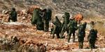 Israelske soldater krydser grænsen til Libanon via landjorden. - Foto: AP 