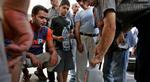 Der hamstres benzin på en tankstation i det sydlige Libanon. For palæstinensere i flygtningelejre, bliver situationen stadig mere kritisk. - Foto: AP 