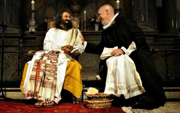 Flemming Pless (til højre) under fredskoncerten med guru Sri Ravi Shankar. - Arkivfoto: Miriam Dalsgaard 