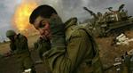 Israelske soldater holder sig for ørene, mens de affyrer granater mod Sydlibanon. - Foto: AP 