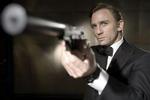 Klassisk Bond. Lyddæmpet pistol og butterfly. - Foto: AP 