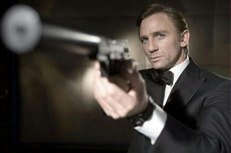 Klassisk Bond. Lyddæmpet pistol og butterfly. - Foto: AP 