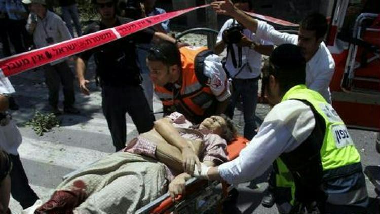 En kvæstet israelsk kvinde bliver behandlet efter en raket har ramt Hizbollah. - Foto: AP 