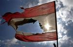 Et sønderskudt libanesisk flag nær grænsen til Israel. - Foto: AP 