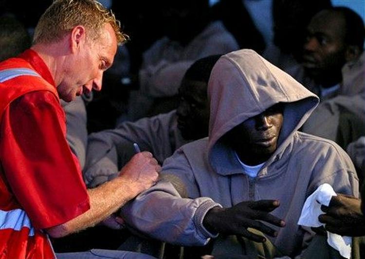 Spanien og Malta er mål for tusindvis af afrikanere, der risikerer livet i jagten på en bedre tilværelse. - Foto: AP 