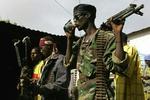 Medlemmer af Unionen af Islamiske Domstole drikker juice i provinsbyen Balad tæt på hovedstaden Mogadishu i sidste måned. - Arkivfoto: AP 