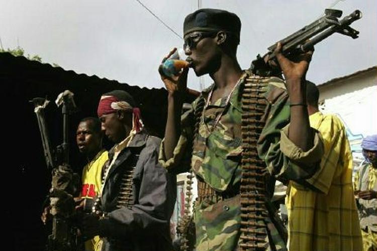 Medlemmer af Unionen af Islamiske Domstole drikker juice i provinsbyen Balad tæt på hovedstaden Mogadishu i sidste måned. - Arkivfoto: AP 