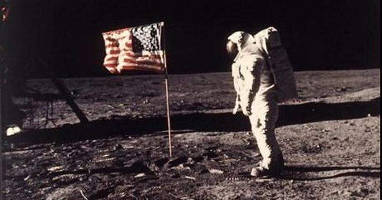 Neil Armstrong før problemerne for alvor begyndte ombord på månefartøjet. - Foto: AP 