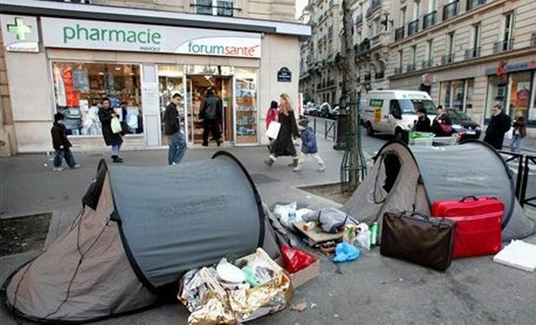 Telte på gaden i Paris. - Foto: Remy de la Malviniere 