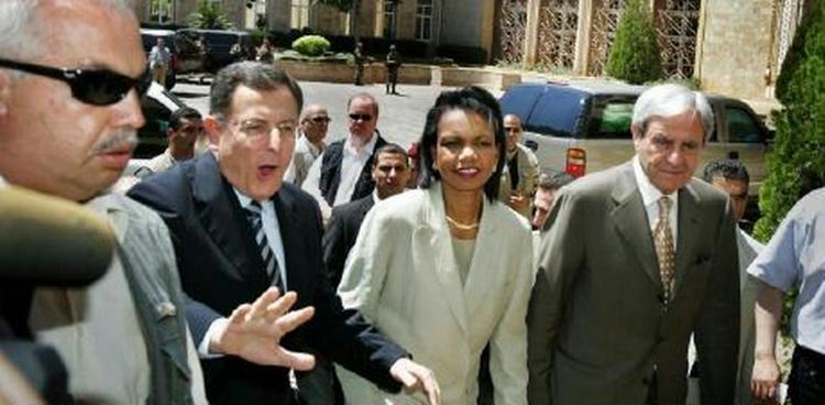 Diplomaterne nu for alvor ved at træde ind på den mellemøstlige scene. Her er det Condoleezza Rice i midten, og til venstre for hende Libanons premierminister Fouad Siniora. - Foto: AP 