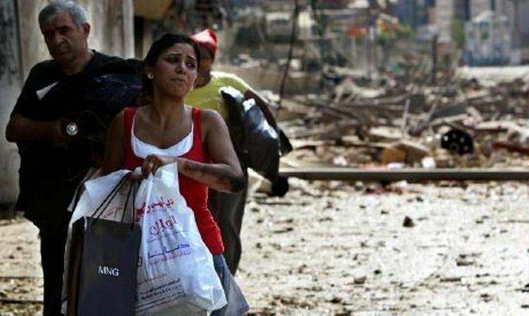 Libanesere flygter fra det sydlige Beirut efter nye bombardementer. - Foto: AP 