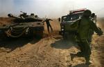 En israelsk soldat hopper ned fra en kampvogn for at hente sårede under kampe i det sydlige Libanon. - Foto: AP 
