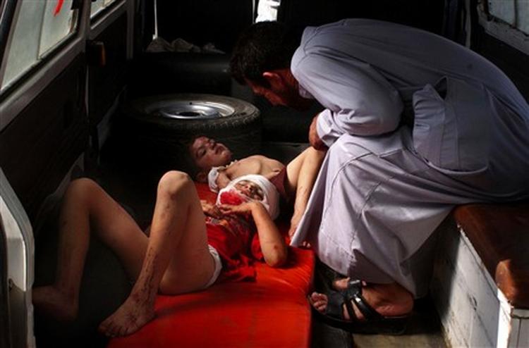 To drenge blev i går såret af en bilbombe i byen Samarra nord for Bagdad. - Foto: AP 