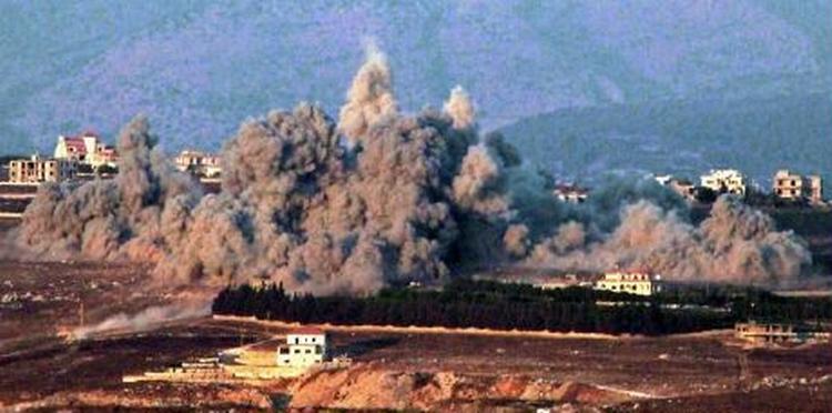 Byen Khiyam, hvor FN-basen lå, under israelsk luftangreb. - Foto: AP 