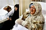 Sårede på sygehus i Beirut. Kvinden i forgrunden var på flugt fra det sydlige Libanon, da deres konvoj blev angrebet af israelske fly. - Foto: AP 