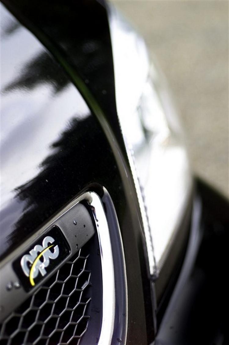 Med OPC-mærket er Opel Vectra seriøst hurtig. Så hurtig, at den må begrænses i topfarten. Foto: Kim Nielsen 