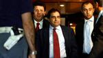 Chefen for appeludvalget i den italienske fodboldskandale, Piero Sandulli (midt), forlader bygningen efter ændringen af dommene for de italienske topklubber. - Foto: AP 