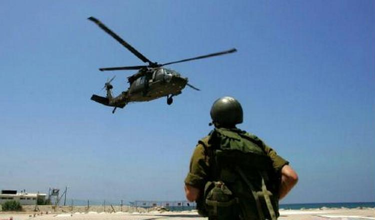 En israelsk helikopter lander i Haifa med sårede soldater. FN's sikkerhedsråd har i dag fordømt Israels angreb på en FN-kontrolpost tirsdag. - Foto: AP 