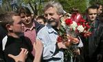Den hviderussiske oppositionsleder Aleksander Milinkevich er blevet arresteret. På fotoet ses han, da han blev løsladt 12. maj i år fra en arrestation. - Arkivfoto: AP 