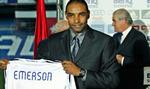 Brasilianske Emerson viser sin nye trøje frem i dag. Midtbanespilelren skifter fra tvangsnedrykkede Juventus til Real Madrid. - Foto: AP 