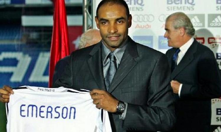 Brasilianske Emerson viser sin nye trøje frem i dag. Midtbanespilelren skifter fra tvangsnedrykkede Juventus til Real Madrid. - Foto: AP 