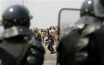 Tidligere på ugen har der været sammenstød og uroligheder i Kinshasa. Demonstranterne brændte præsident Kabilas valgplakater af. - Foto: AP 