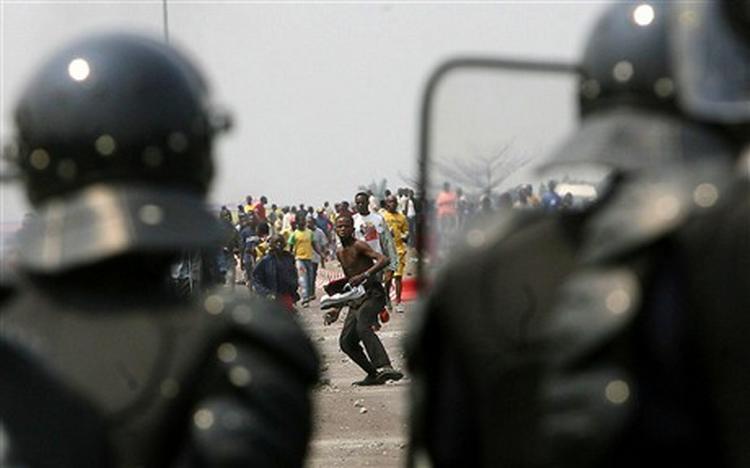Tidligere på ugen har der været sammenstød og uroligheder i Kinshasa. Demonstranterne brændte præsident Kabilas valgplakater af. - Foto: AP 