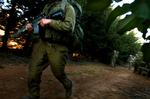 Israelske soldater i kamp i det sydlige Libanon. FN har fået forklaret af Israel, at en 'menneskelig fejl' var skyld i angrebet på en FN-post. - Foto: AP 