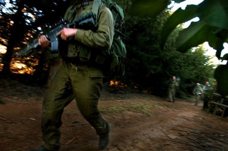 Israelske soldater i kamp i det sydlige Libanon. FN har fået forklaret af Israel, at en 'menneskelig fejl' var skyld i angrebet på en FN-post. - Foto: AP 