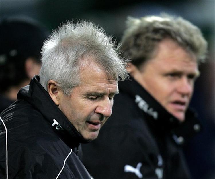 Både Ove Christensen og sportschef Flemming Nielsen (i baggrunden) blev i går præsenteret for en fyreseddel i superligaklubben Viborg. I stedet overtager den hidtidige assistent Tommy Møller Nielsen ansvaret.   Foto: Lars Poulsen 
