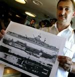 Den polske kaptajn Dariusz Beczek viser billeder af det fund, den polske flåde har gjort i Østersøen. Skibet er med stor sandsynlighed det forsvundne Nazi-hangarskib, Graf Zeppelin. - Foto: AP 