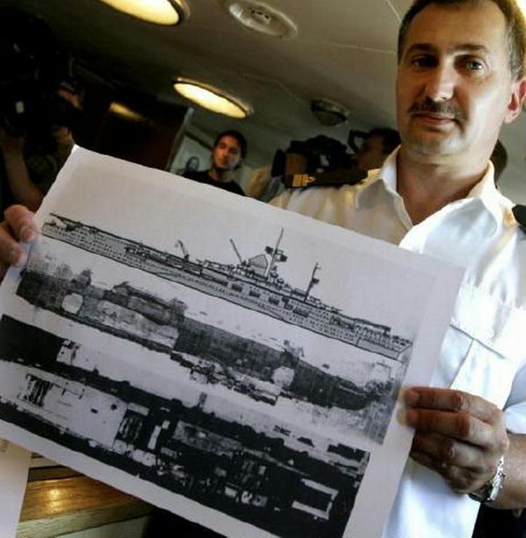Den polske kaptajn Dariusz Beczek viser billeder af det fund, den polske flåde har gjort i Østersøen. Skibet er med stor sandsynlighed det forsvundne Nazi-hangarskib, Graf Zeppelin. - Foto: AP 