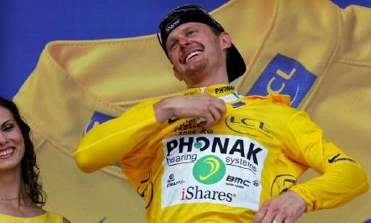 Floyd Landis trækker i den gule førertrøje efter enkeltstarten på 19. etape. Amerikaneren er testet positiv for doping efter 17. etape, hvor han grundlagde den samlede sejr i løbet. - Arkivfoto: AP 