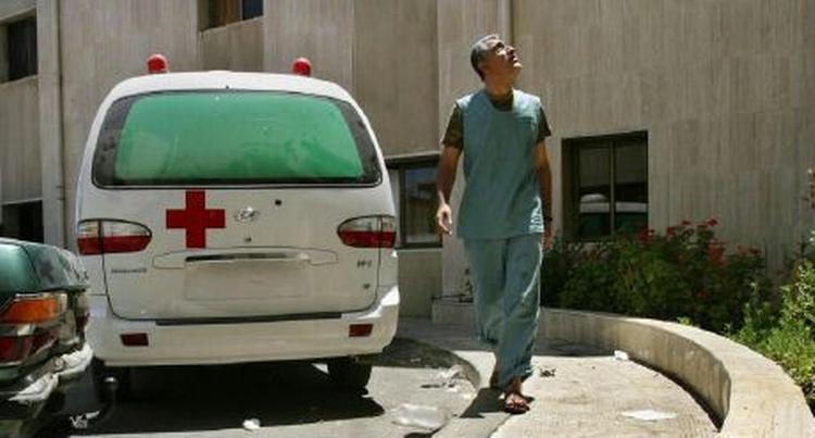Personale ved hospitalet i Tibnin, nord for Bint Jbail i Libanon har svært ved at få overblik over sårede og døde, og flygtede søger tilflugt på hospitalet. - Foto: AP 