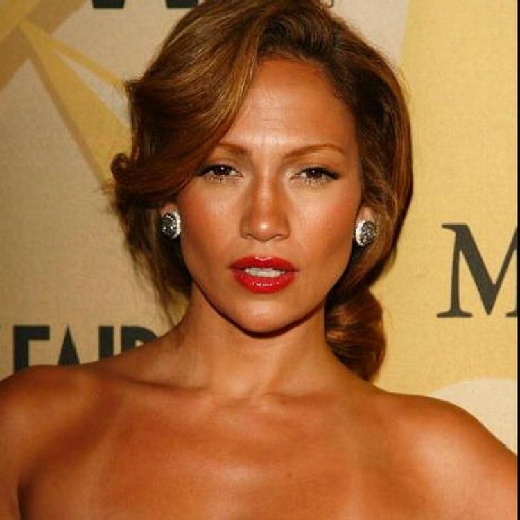 Modefirmaerne er begyndt at skifte deres kendte ansigter, som for eksempel sanger og skuespiller Jennifer Lopez, ud med almindelige modeller. - Arkivfoto: AP 