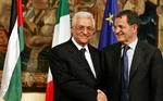 På et møde med Italiens ministerpræsident Romano Prodi (th) i dag luftede palæstinensernes præsident Mahmoud Abbas muligheden for en »hurtig løsning« på bortførelsen af den israelske soldat Gilad Shalit. - Foto: AP 