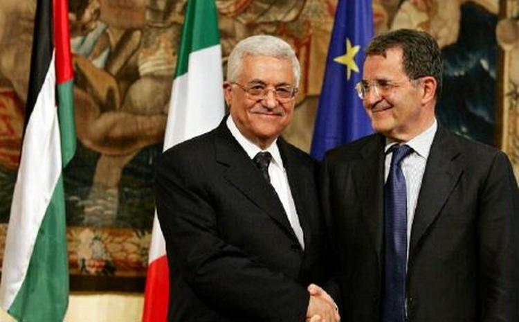 På et møde med Italiens ministerpræsident Romano Prodi (th) i dag luftede palæstinensernes præsident Mahmoud Abbas muligheden for en »hurtig løsning« på bortførelsen af den israelske soldat Gilad Shalit. - Foto: AP 