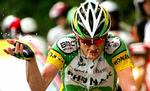 Tour-vinderen Floyd Landis ses smide en vandflaske væk under løbet. Den internationale cykelunion glæder sig over, at have fanget amerikaneren i dopingmisbrug. - Arkivfoto: AP 