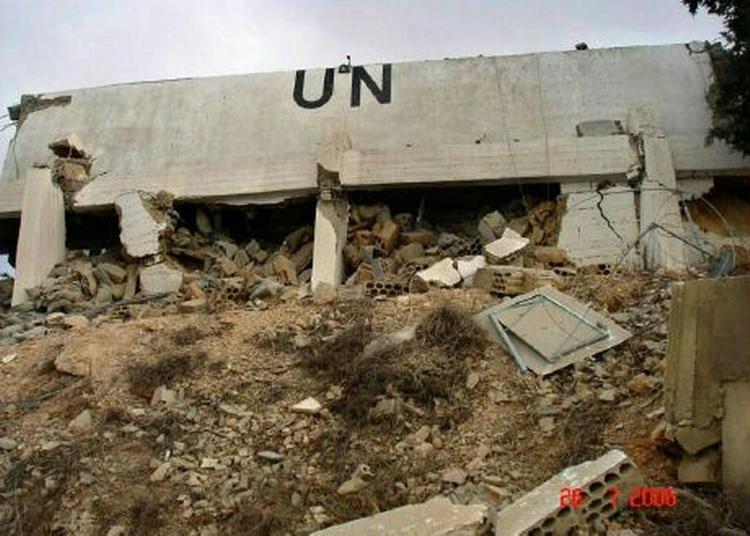 Foto af den bygning, hvor FN-observatører fra Kina, Østrig, Canada og Finland for tre dage siden mistede livet under en israelsk bombardement. - Foto: AP 